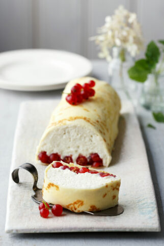 Johannisbeer-Tonka-Terrine im Crêpemantel Johannisbeer-Tonka-Terrine im Crêpemantel