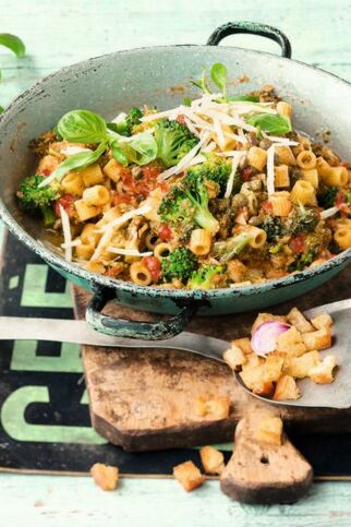 Pasta mit Brokkoli und Knoblauchknusper