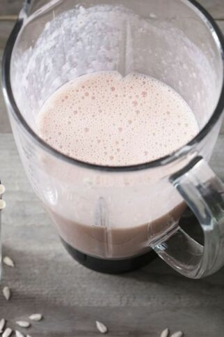 Erdbeer-Tofu-Smoothie mit Sonnenblumenkernen Erdbeer-Tofu-Smoothie mit Sonnenblumenkernen