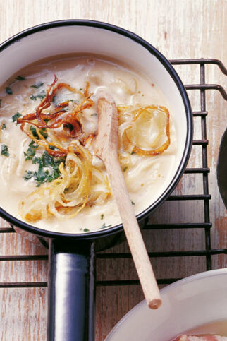 Zwiebelsuppe mit Senf und Sahne Zwiebelsuppe mit Senf und Sahne