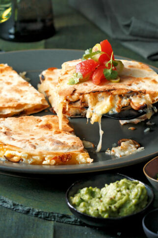 Quesadilla gefüllt mit Käse und Pilzen. Guacamole als Beilage - Quesadilla Rezept Quesadilla mit Pilzen und Guacamole