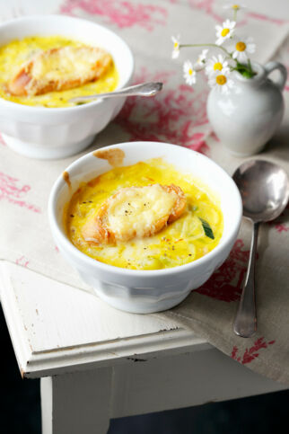 Zwiebel-Lauch-Suppe mit Safran Zwiebel-Lauch-Suppe mit Safran