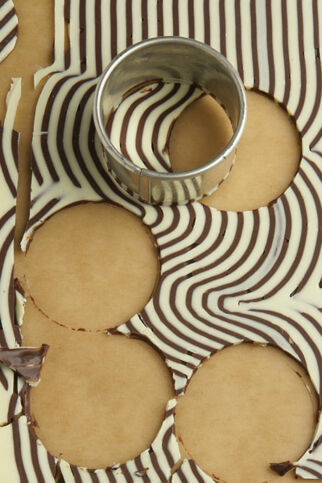 Gestreifte Schokoladenplättchen Gestreifte Schokoladenplättchen