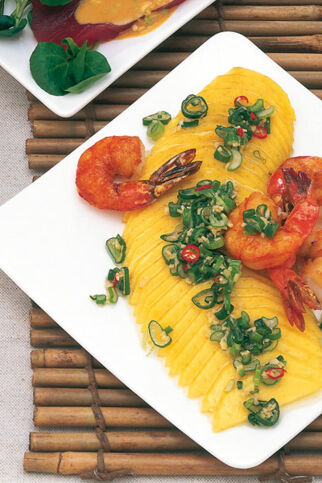 Gebratene Garnelen auf Mangosalat
