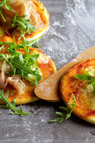 Rucola-Pizza mit Schinken Rucola-Pizza mit Schinken