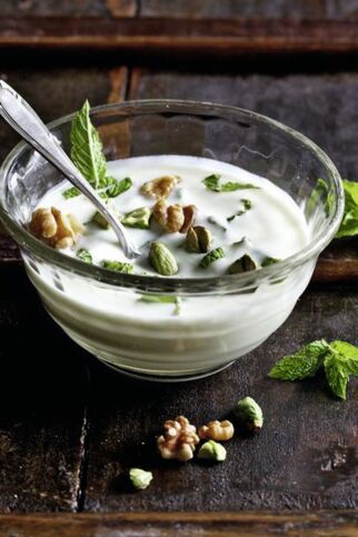 Arabischer Minzjoghurt