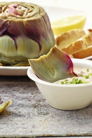 Artischocken mit Kräuterdip