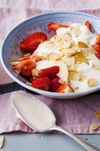 Erdbeeren mit Kokoscremehäubchen