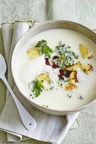 Pastinaken-Cremesuppe mit Kürbiskern-Gremolata Pastinaken-Cremesuppe mit Kürbiskern-Gremolata
