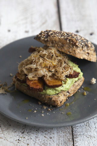 Sauerkrautsandwich mit Avocadocreme