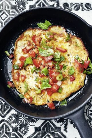 Bulgur-Pfannküchlein mit Tomaten-Dill-Salat