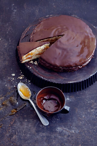 Kleine Mandeltorte mit Marillenkonfitüre Kleine Mandeltorte mit Marillenkonfitüre