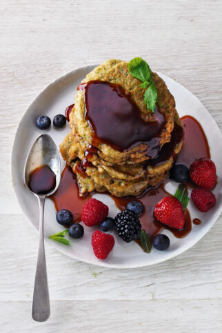 Zucchini-Pancakes mit Dattelsirup und Beeren