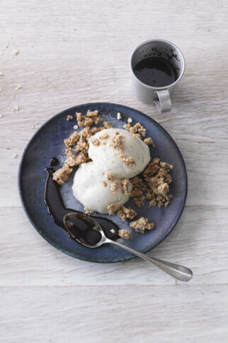 Bananeneis mit Keksteig und Schokosauce Bananeneis mit Keksteig und Schokosauce