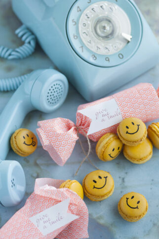 Smiley-Macarons mit Mango-Ganache