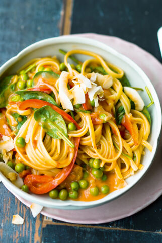 Kokos-Tomaten-Nudeln mit Spinat Kokos-Tomaten-Nudeln mit Spinat