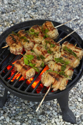 Würstchenspieße im Speckmantel Würstchenspieße im Speckmantel