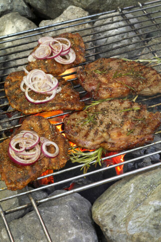 Holzfällersteaks mit Zwiebeln Holzfällersteaks mit Zwiebeln