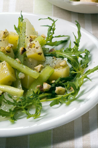 Selleriesalat mit Käse und Nüssen Selleriesalat mit Käse und Nüssen