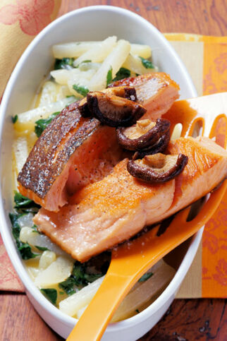 Lachs mit Kohlrabi und Shiitake-Pilzen Lachs mit Kohlrabi und Shiitake-Pilzen