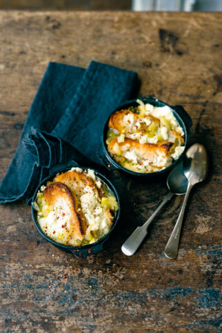 Überbackene Zwiebelsuppe Überbackene Zwiebelsuppe