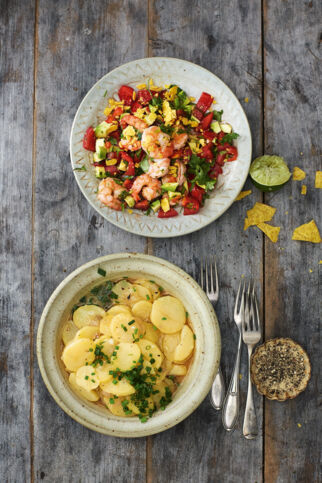Avocado-Tomaten-Salat mit Nachos und Garnelen Avocado-Tomaten-Salat mit Nachos und Garnelen