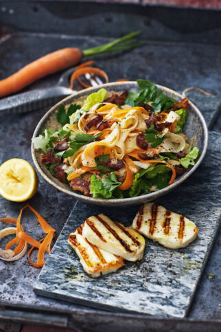 Pastinaken- und Möhrenstreifen mit Tahin-Zitronen-Dressing Pastinaken- und Möhrenstreifen mit Tahin-Zitronen-Dressing