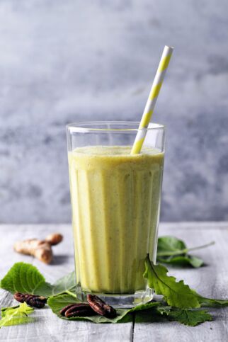 Vitalstoff-Erwachen mit Blättern, Kurkuma und Pekannüssen Vitalstoff-Erwachen mit Blättern, Kurkuma und Pekannüssen