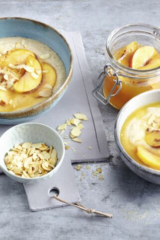 Mandel-Grießbrei mit Nektarinen Mandel-Grießbrei mit Nektarinen