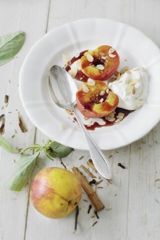 Gewürznektarinen mit Sherrysahne Gewürznektarinen mit Sherrysahne