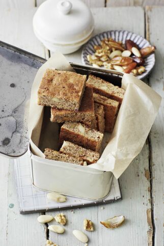 Dattel-Nuss-Würfel mit Dinkel und Zimt Dattel-Nuss-Würfel mit Dinkel und Zimt