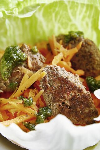 Hackbällchen in der Salat-Bowl Hackbällchen in der Salat-Bowl