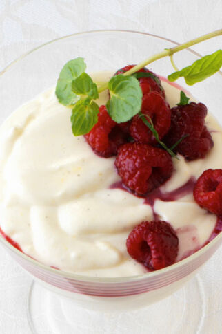 Weißweincreme mit Himbeeren