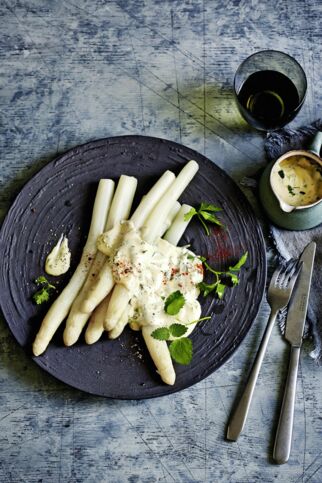Spargel mit kräuterfrischer Hollandaise Spargel mit kräuterfrischer Hollandaise