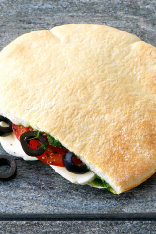 Pitabrot mit Tomaten und Mozzarella