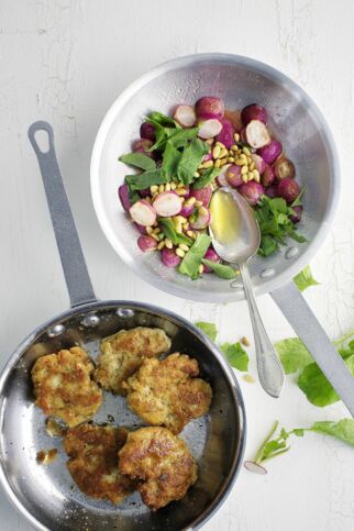 Radieschen-Gemüse mit Pinienkernen undFischfrikadellen Radieschen-Gemüse mit Pinienkernen undFischfrikadellen