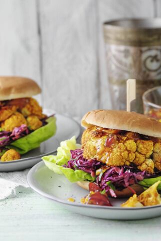 Blumenkohlsteaks mit Coleslaw im Burger Blumenkohlsteaks mit Coleslaw im Burger