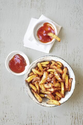 Pommes frites mit Ketchup Pommes frites mit Ketchup