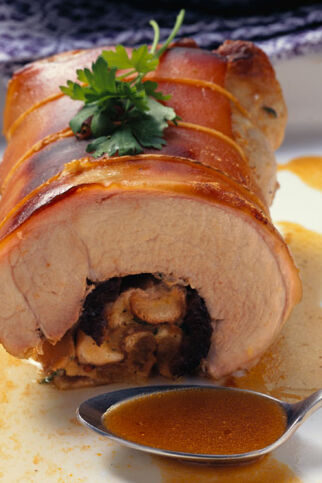 Spanferkelrollbraten mit Pflaumen und Aprikosen Spanferkelrollbraten mit Pflaumen und Aprikosen
