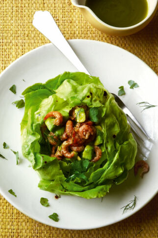 Avocado-Krabben-Salat im Kopfsalat serviert