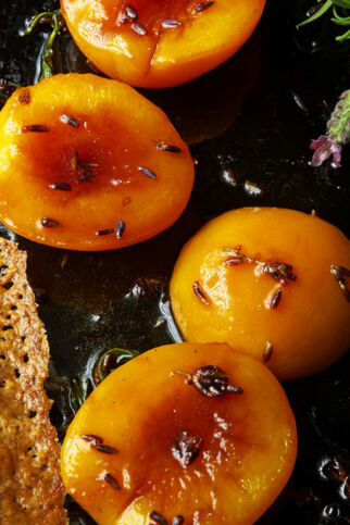 Geschmorter Pfirsich in Akazienhonig und Lavendel mit Nussziegeln Geschmorter Pfirsich in Akazienhonig und Lavendel mit Nussziegeln