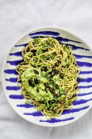 Edamamenudeln mit Avocado-Ingwer-Pesto Edamamenudeln mit Avocado-Ingwer-Pesto