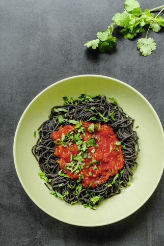 Schwarze-Bohnen-Spaghetti mit Salsa Schwarze-Bohnen-Spaghetti mit Salsa