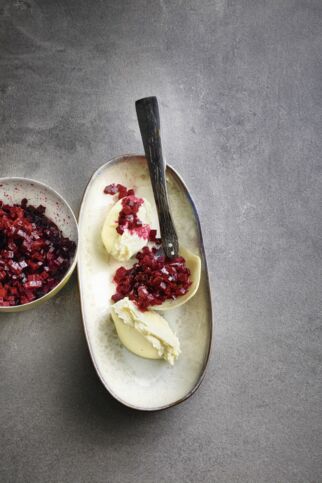Pastinaken-Hummus mit Roter Bete Pastinaken-Hummus mit Roter Bete
