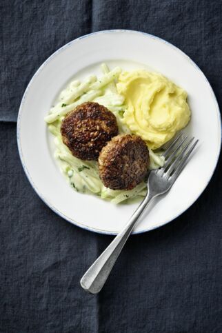 Omas Rehfrikadellen mit Kartoffelpüree und Rahmkohlrabi Omas Rehfrikadellen mit Kartoffelpüree und Rahmkohlrabi