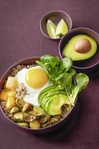 Quinoa-Bowl mit geröstetem Rosenkohl Quinoa-Bowl mit geröstetem Rosenkohl