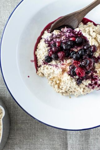 Teller mit Proats garniert mit Beeren Proats