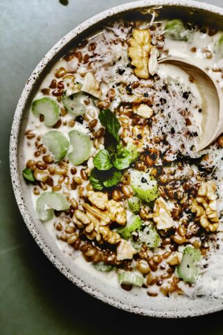 Dinkel-Ragout mit Sellerie und Walnüssen Dinkel-Ragout mit Sellerie und Walnüssen