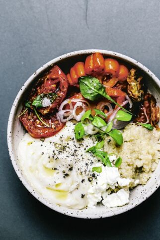 Quinoa-Bowl mit Bohnencreme und Tomaten