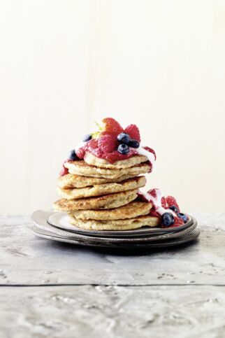 Pancakes mit Joghurt und Beeren Pancakes mit Joghurt und Beeren